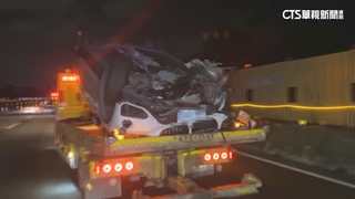 國道2車翻覆四輪朝天　零件四散占據車道無人傷