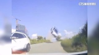 驚悚！轎車「起飛」離地4公尺　撞上廣告看板墜毀