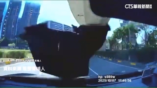 禍從天降！　機捷「集水帶」砸中計程車　駕駛乘客嚇壞