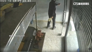 驚險！生魚片店老闆進門不到3秒　鐵捲門瞬間砸下