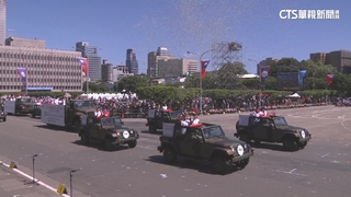 國手們辛苦了！　騎警隊當前導.領英雄巡遊車隊進場