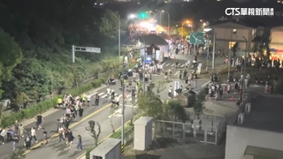 煙比火多！4.3萬發焰火「煙霧迷漫」　民眾：都是白煙