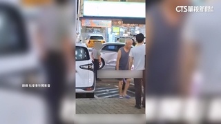 倒車受阻怒撞？　目擊者：火氣真大　警：誤踩油門