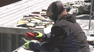 刷書超人來了！　破萬本藏書泡水滿是泥沙　搬屋頂曬乾