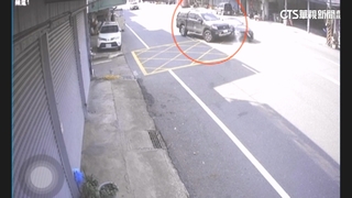 嘉義2車失控撞「宮廟遭波及」　鐵捲門凹陷.車慘解體