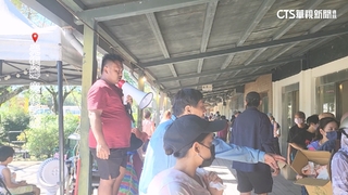 天氣熱！　物資站人潮滿滿　志工幽默喊話管秩序防衝突