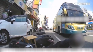 騎士遭車門擊落　駕駛嗆「有沒有在看車」引撻伐