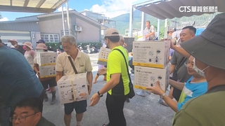 受災戶怨「只拿到電鍋」　　600人排隊.僅200人先領到