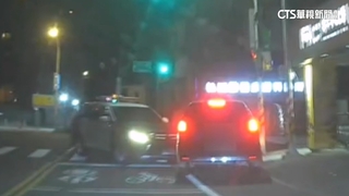 暗夜槍響！　闖燈拒檢逃還撞警車　遭開5槍逮捕