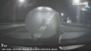 台74線掉落不明物　轎車壓過前後輪爆胎　4車遭殃