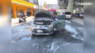 行糾爆火燒車！不滿駕駛急剎衝突　騎士丟蝴蝶炮