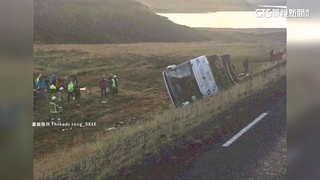 遊冰島遇遊覽車翻覆玻璃全碎！　台客一度被壓動彈不得