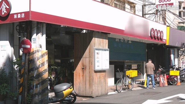 醉漢失態怒踢招牌　水餃店老闆持利器追砍嚇壞人 | 華視新聞