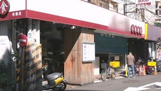 醉漢失態怒踢招牌　水餃店老闆持利器追砍嚇壞人