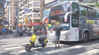 疑不滿客運駕駛按喇叭　機車騎士拿安全帽怒砸車窗