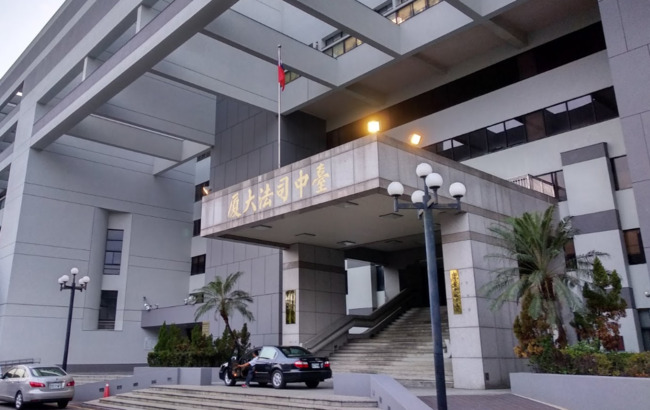 台中男衝法院要告賴清德！　竟帶「99cm太極劍」遭罰2000元 | 華視新聞