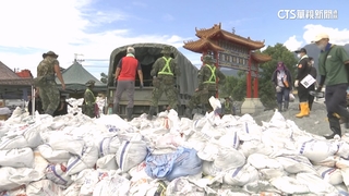 佛祖街沙包比人高！　憂颱風二度釀災　千個沙包備戰