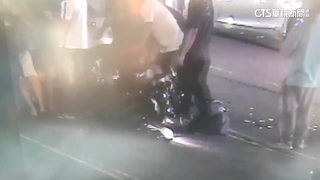 機車騎士困車底　10餘名熱心民眾抬轎車救人