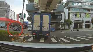 違規左轉撞轎車！　酒駕騎士半空「翻好幾圈」重摔