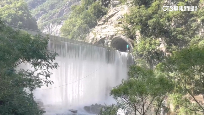 宛如瀑布！立霧溪堰塞湖水流淹出隧道　設法降挖引流 | 華視新聞