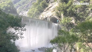 宛如瀑布！立霧溪堰塞湖水流淹出隧道　設法降挖引流