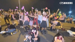 BLACKPINK世運開唱　無票粉絲場外聽漏音嗨翻