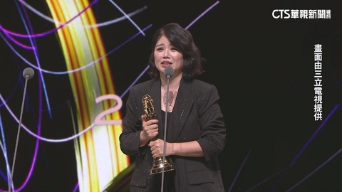 嚴藝文「影后」奪最佳導演　演員群淚崩相擁