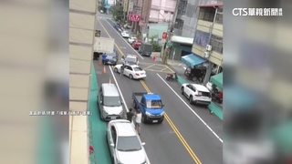 疑吃安眠藥精神不佳！　女駕駛連撞14車　遭警開車攔下