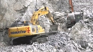 燕子口堰塞湖壩體水勢湍急　怪手.重機具挺進開挖引流