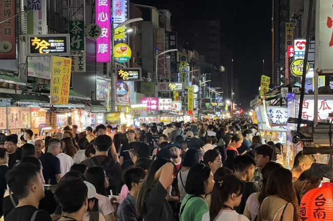 BLACKPINK演唱會帶動3億觀光產值　夜市凌晨人潮不散　攤商手沒停過 | 華視新聞