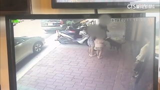 騎樓黑狗未繫牽繩　母女4人路過遭咬傷