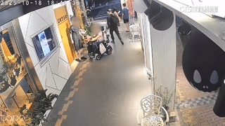 男駕電動輪椅衝撞　餐廳廚師出手阻擋拖鞋噴飛