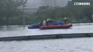 大雨炸雙北！　轎車受困疏洪一路　2人1犬順利脫困