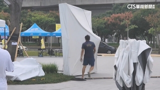 強風吹掀全運會攤位　帳棚掛沙包也被吹到四腳朝天