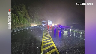 大雨狂炸北台灣！　2車「撞落石」釀車損.車道一度封閉