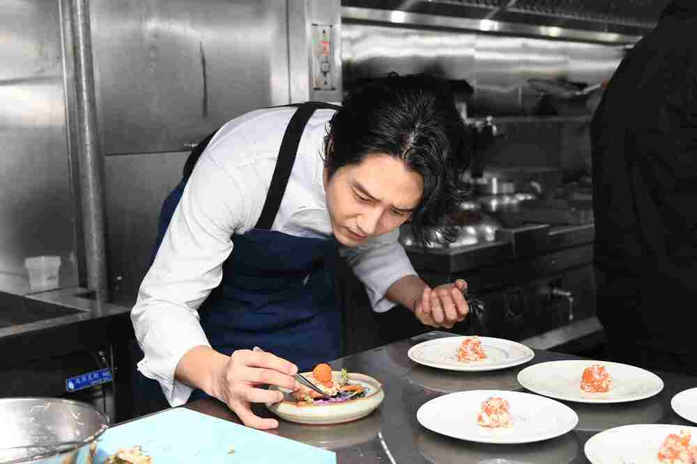 胡宇威細心準備料理