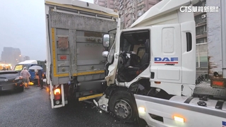 國道4車撞一團！　小貨車打滑　駕駛下車看遭撞飛輾斃