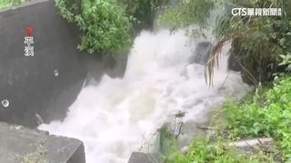 暴雨狂下！　新北平溪路面驚見「小型瀑布」
