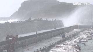 巨浪越堤防不斷沖刷！　基隆碧砂漁港驚見轎車嚴重變形