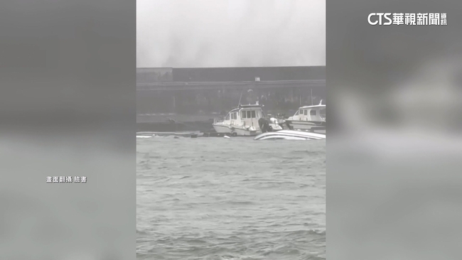 基隆碧砂漁港掀大浪　200萬漁船遭浪捲翻覆 | 華視新聞