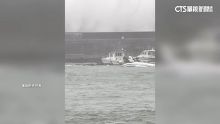 基隆碧砂漁港掀大浪　200萬漁船遭浪捲翻覆