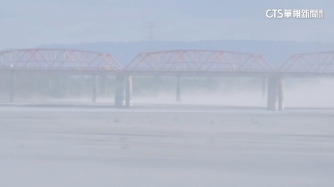 雲林吹11級強風.沿海嚴重揚塵 民嘆:一天掃10幾次地