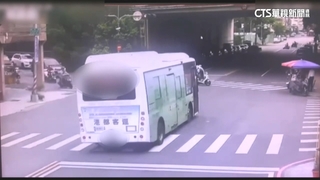 驚！　公車疑闖燈還按喇叭險撞騎士　警將舉發