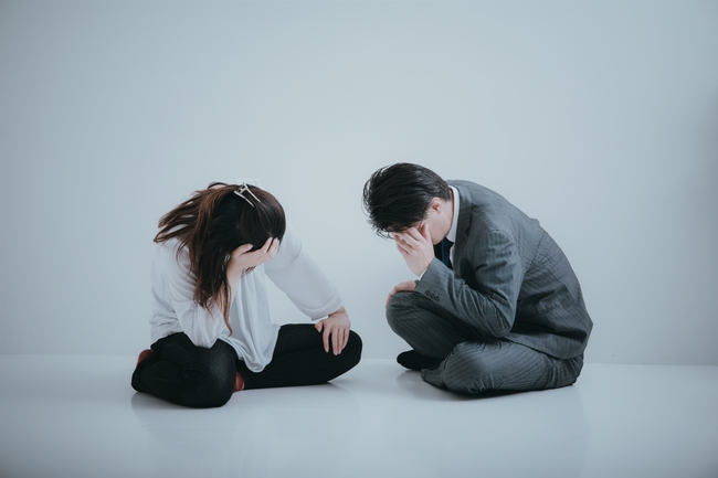 上班族心理健康亮紅燈！72%曾鬱悶想哭  僅27%求助諮商 | 華視新聞