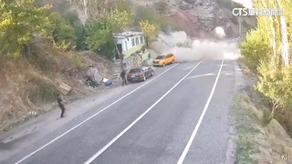 嚇！巨石從天而降！　土耳其計程車駕駛死裡逃生