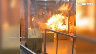 夜市旁超商騎樓「紙箱陷火海」　疑電線起火延燒