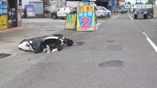 轎車右切又欲轉彎　騎士閃躲不及慘摔「路上滾3圈」