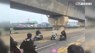 囂張！　占馬路當賽道　騎士競速見警逆向闖燈遭逮