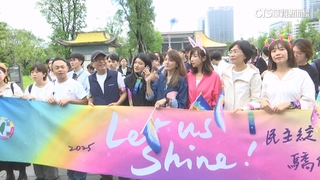 同志大遊行登場！　前總統蔡英文攜愛犬驚喜現身