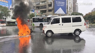 台北路口驚現火球！　機車倒地疑汽油外洩起火